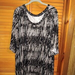Lularoe 3xl Black and Gray pullover top. Perfect with leggings. Short Sleeves